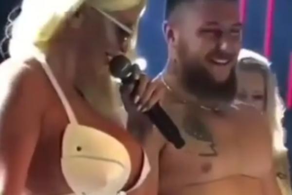 JK I MUŠKARAC IZ PUBLIKE POKAZALI RAD GRUDIMA, ONA IZAZVALA GNEV: Majka 2 dece se SVLAČI, jadno, NATAKNI SE NA...