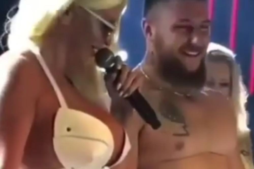 JK I MUŠKARAC IZ PUBLIKE POKAZALI RAD GRUDIMA, ONA IZAZVALA GNEV: Majka 2 dece se SVLAČI, jadno, NATAKNI SE NA...