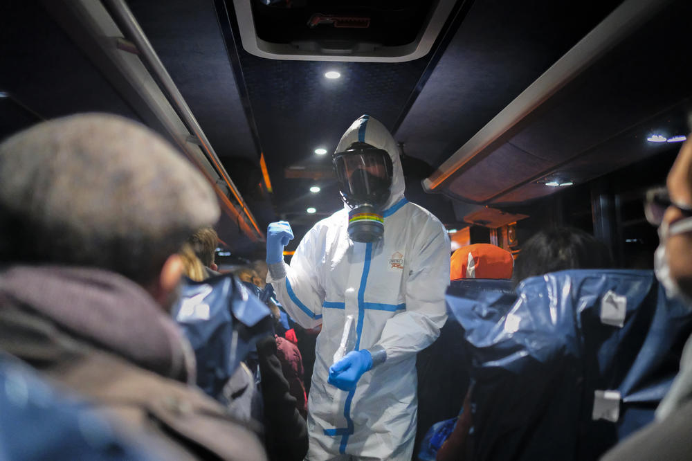 MEDICINSKE RUKAVICE SU SVINJARIJA, PRESTANITE DA IH NOSITE: Stručnjak objasnio zašto ne pružaju zaštitu od virusa!