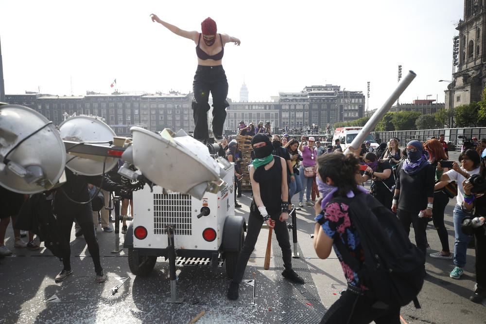 OVAKO SE SLAVI 8. MART: U zemlji gde postoji 700 NEREŠENIH SLUČAJEVA UBISTAVA ŽENA, građanke izašle na ulice (FOTO)