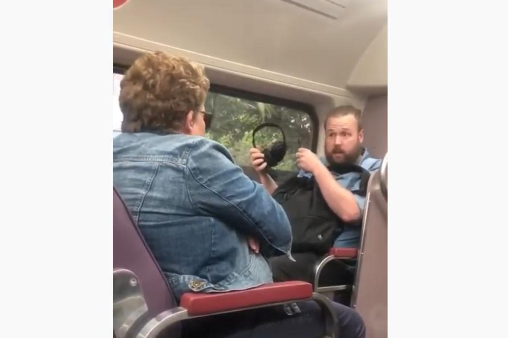 ŽENA SE ZAKAŠLJALA, MUŠKARAC PORED NJE ODMAH JE POLUDEO: Šok SVAĐA iz gradskog prevoza u doba KORONAVIRUSA (VIDEO)