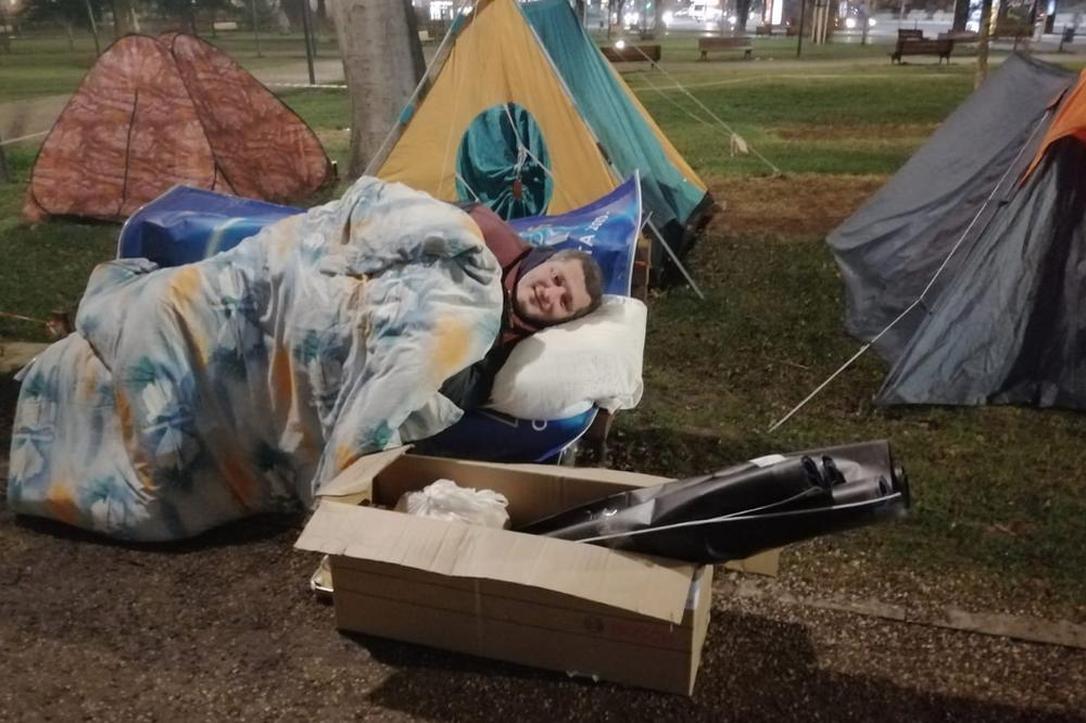 BESKUĆNIK SE PRIKLJUČIO RATNIM VETERANIMA ISPRED SKUPŠTINE: U šator neće da uđe, ALI IMA DOBAR RAZLOG ŠTO JE TU