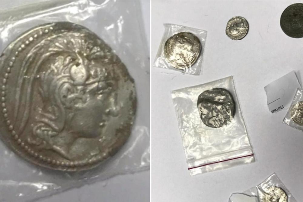 SRPSKI CARINICI NA BATROVCIMA ZAUSTAVILI MOMKA IZ POŽAREVCA (27): Novčići koje je nosio SU PRAVO BLAGO (FOTO)