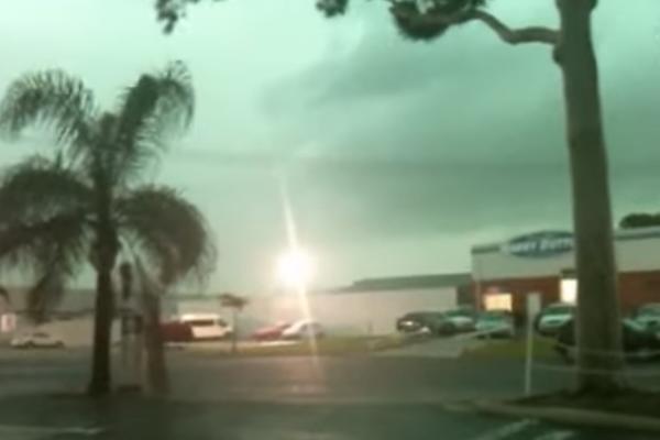 NA NEBU SE POJAVILA UŽARENA LOPTA I UDARILA PRAVO U NJIH! Čovek je snimao plažu, pa DOŽIVEO HOROR (VIDEO)