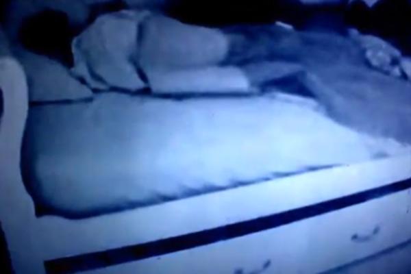 POSTAVILA JE KAMERU U SOBU SVOJE ĆERKE I SNIMALA JE KAKO SPAVA: Doživela HOROR kada videla šta je IZAŠLO IZ KREVETA