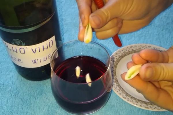 STAVILA JE 12 ČENOVA BELOG LUKA U VINO I DOBILA NEVEROVATAN NAPITAK: Za nekoliko dana izbacuje SVE OTROVE IZ TELA