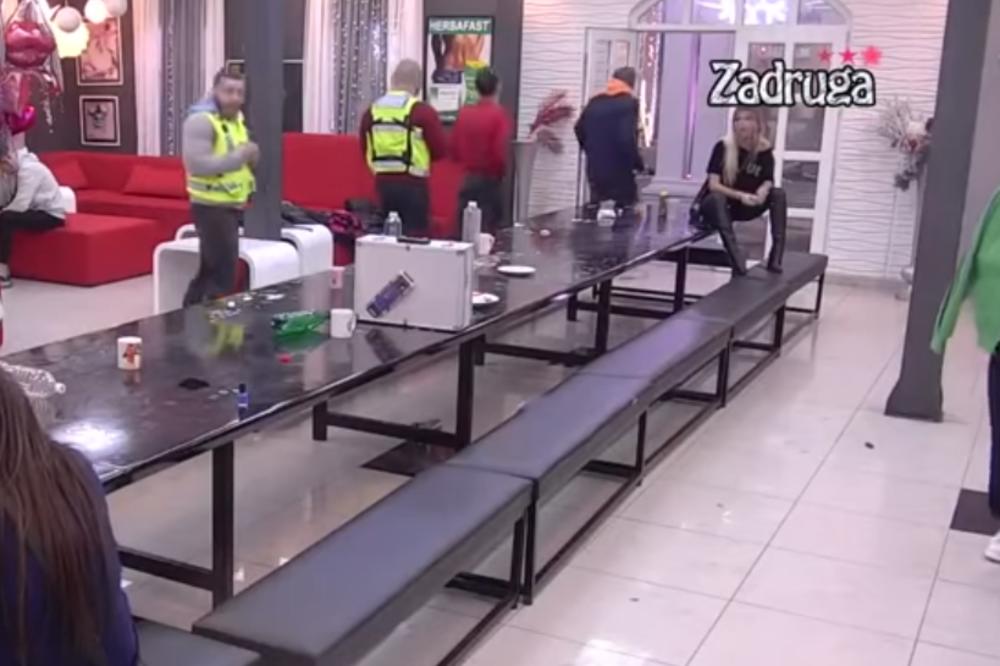 OBEZBEĐENJE ULETELO U BELU KUĆU: Izgovorene PSOVKE su nešto NAJODVRATNIJE ŠTO STE IKADA ČULI! (VIDEO)