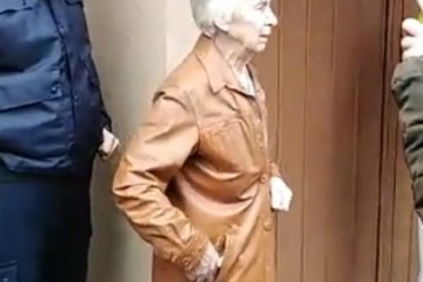 STARA ŽENA IZBAČENA NA ULICU, SIN PRIVEDEN! Drama u Žarkovu! IZVRŠITELJI IZBACILI PORODICU JOVIČIĆ! (VIDEO)