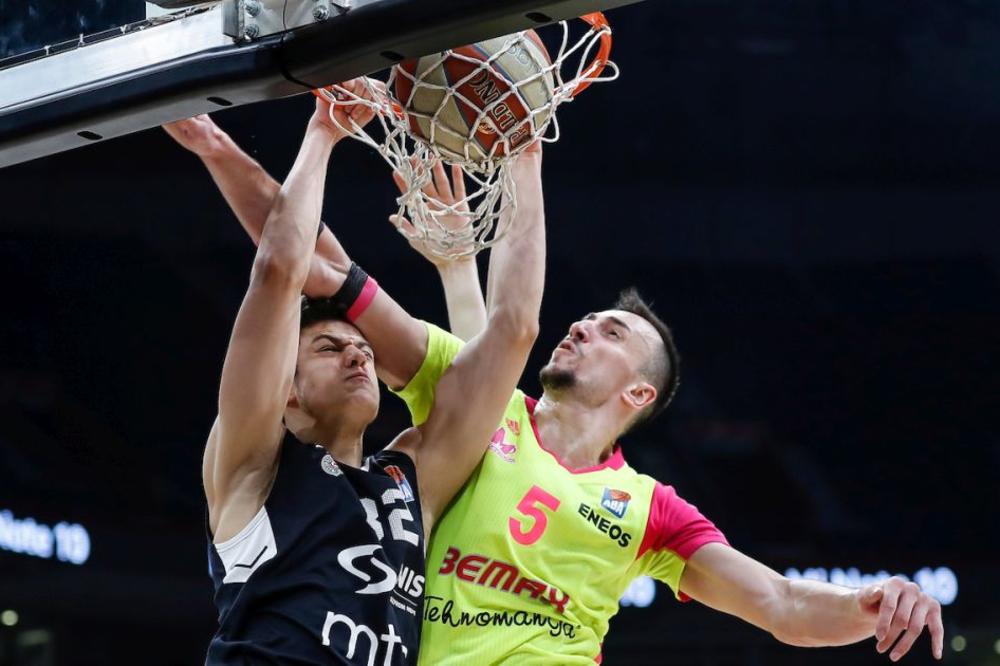 DRIBLINGOM IZBACIO TROJICU, PA SUROVO POSTERIZOVAO: Mali Trifa izveo potez sezone protiv Mege, Novica upao u trans!