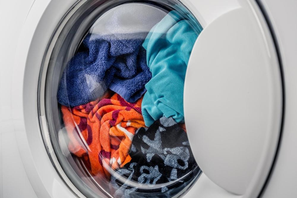 NAUČNICI NAŠLI REŠENJE ZA VEŠ! Koliko možete dugo da držite odeću u mašini posle pranja da se ne usmrdi?