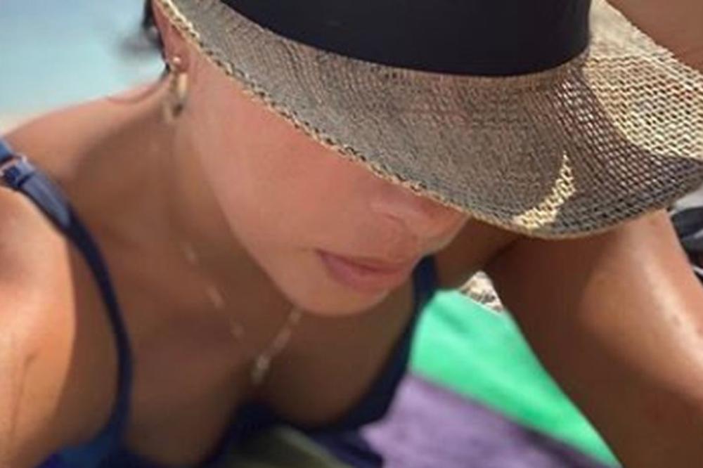 OVO JE DEVOJKA S KOJOM JE MUŽ PREVARIO BLANKU VLAŠIĆ? Zanosna PLAVUŠA potpuno GOLA uhvaćena u NJEGOVOM KREVETU