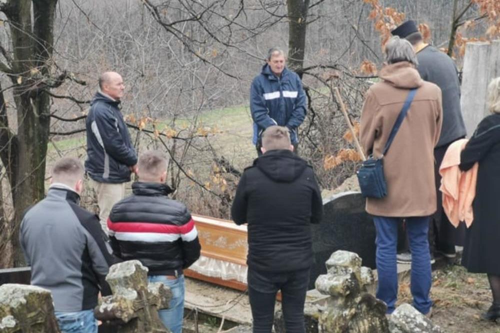 MICA TROFRTALJKA ISPRAĆENA NA VEČNI POČINAK: Sahranjena u rodnom selu, a uz OVE ZVUKE su POLOŽILI KOVČEG!