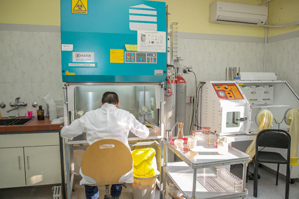 SEDAM MEDICINSKIH RADNIKA ZBOG KORONE POD PRISMOTROM: Oni su lečili ZARAŽENOG PACIJENTA