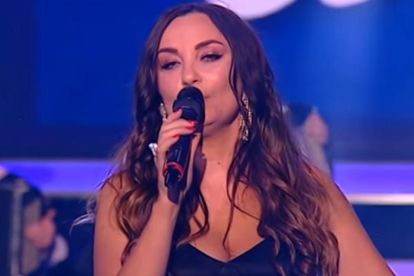 OVA RASNA BRINETA MAJKA JE VELIKE SRPSKE ZVEZDE: Ćerka se vinula u NEBESA, a ona "POKUPILA KAJMAK"