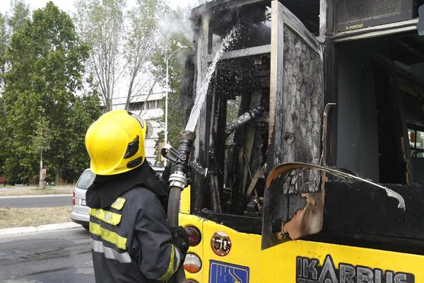 UŽAS KOD BORA: Izgoreo autobus pun radnika, EKIPA NA TERENU ZATEKLA HOROR!