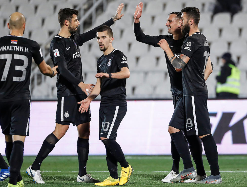 Igrači Partizana proslavljaju gol  