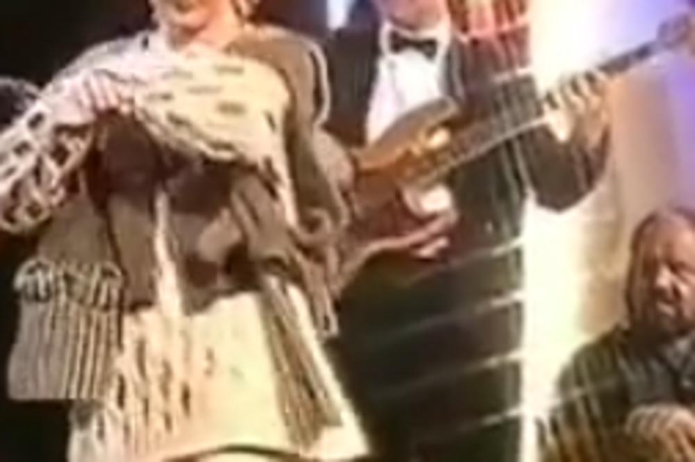 PEVAČICA PRONAŠLA SVOJU STARU FOTOGRAFIJU, PA PODELILA SA FANOVIMA! Nosila je DŽOGER na GLAVI, a onda NAPISALA OVO