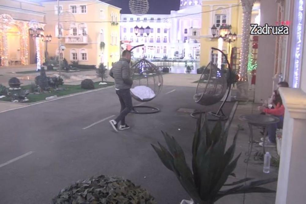 GDE JE MOJA LUNA? Gagi traži ćerku svuda po IMANJU, a ona u KUPATILU ima ODNOSE!