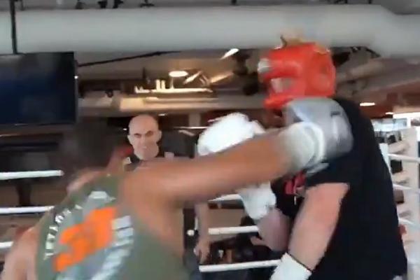 MMA BORAC NOKAUTIRAO JUTJUBERA, OVAJ OSTAO NEPOKRETAN DA LEŽI! Ceo svet priča o ovome! (VIDEO)