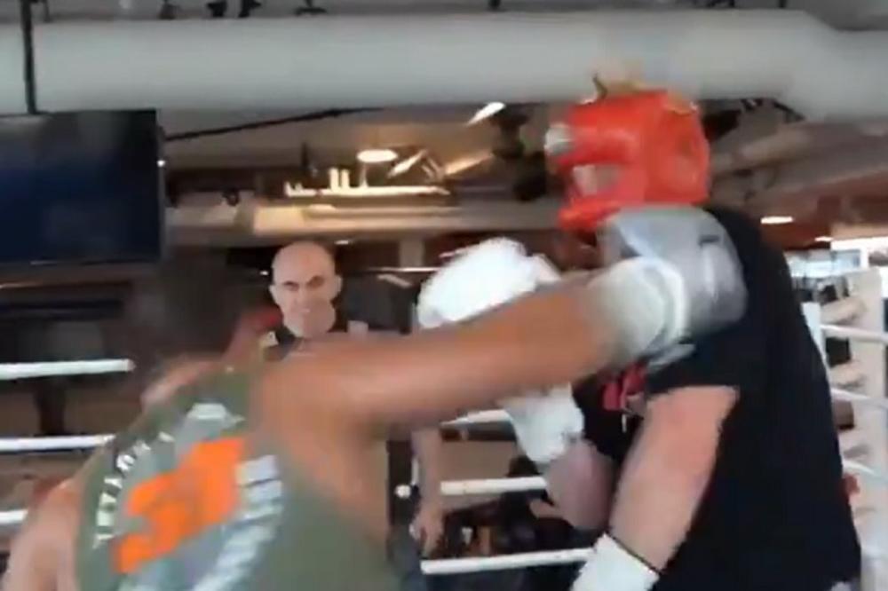 MMA BORAC NOKAUTIRAO JUTJUBERA, OVAJ OSTAO NEPOKRETAN DA LEŽI! Ceo svet priča o ovome! (VIDEO)