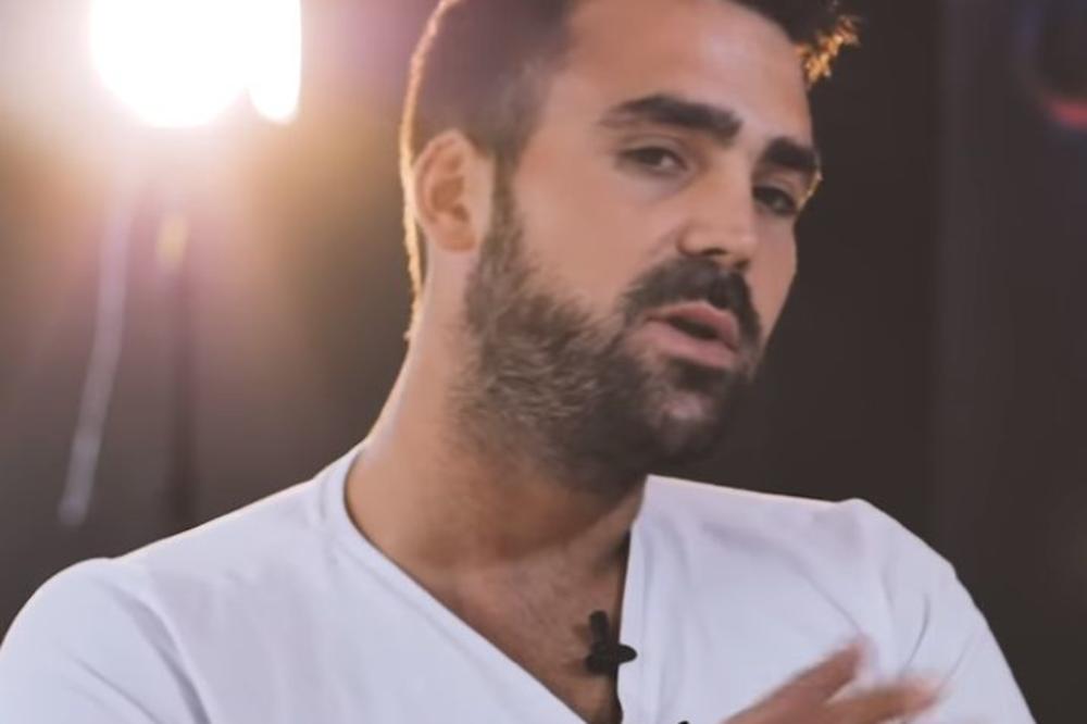 MIODRAG PROŠETAO DEVOJKU U JAVNOSTI! Priznao je da se ZALJUBIO U NJU, a kada vidite šta ima na leđima ZANEMEĆETE!