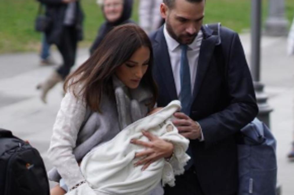 ŽIVOJINOVIĆI STIGLI U HRAM SVETOG SAVE KAKO BI KRSTILI SINA: Mali Aleksandar umotan u ćebence, viri samo glavica