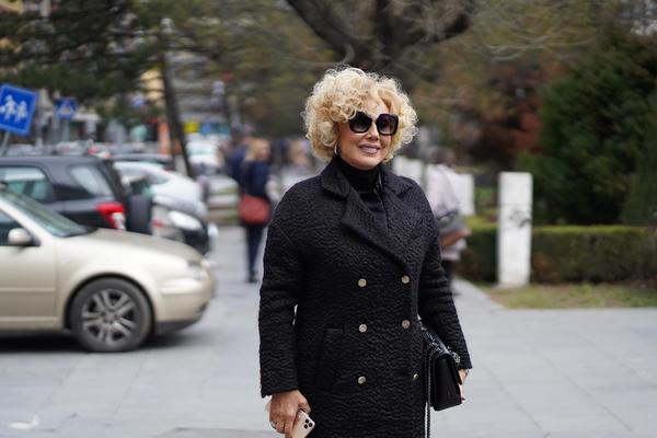 BRENA ZAKASNILA NA KRŠTENJE UNUKA, ALI NIJE POKVARILA FRIZURU: Žurila kroz ulicu na Vračaru!