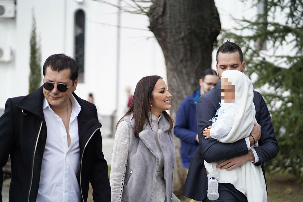 MALOG ALEKSANDRA KRSTIO VLADIKA STEFAN, 2 SVEŠTENIKA GA DRŽE A EVO ŠTA KAŽE POP: Beba uopšte nije zaplakala!