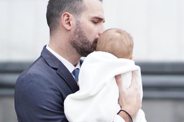 SLIKA KOJA TOPI SRCE, RODITELJI SA TEK KRŠTENIM SINOM U NARUČJU: Prija se raznežila, pridržava je kum Aco Pejović!