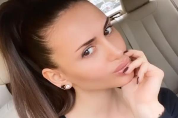 ISPLIVALA FOTKA EMINE JAHOVIĆ NA KOJOJ NE LIČI NA SEBE! Da li je moguće da se OVAKO IZOPERISALA?! (FOTO)