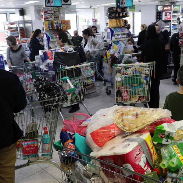 SA RAFOVA NESTAJU BRAŠNO, ULJE, ŠEĆER: Nadležni upozoravaju građane da ne rade ovo!