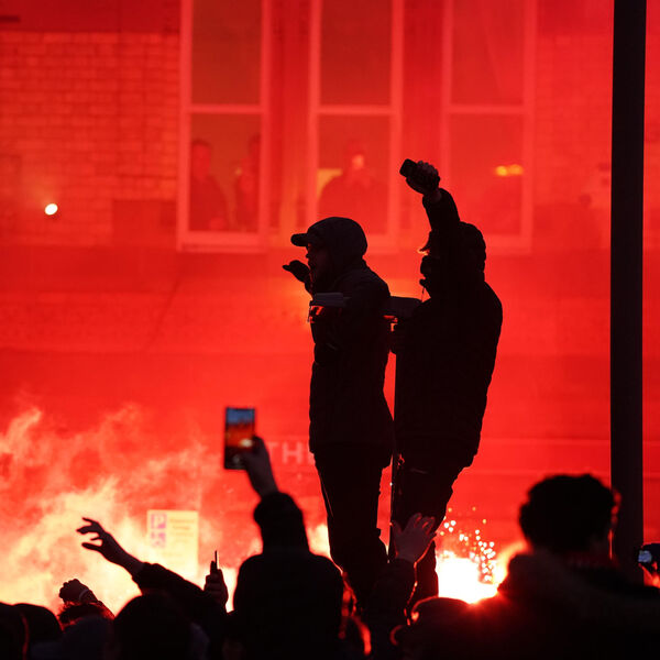 STRAVIČNE SCENE SA VELODOROMA! Huligani upali u prostorije kluba i prave nerede! (VIDEO)