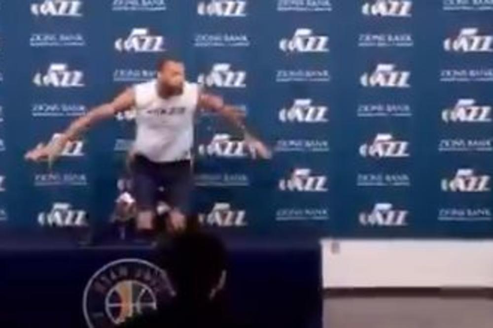 SVI PROZIVAJU GOBERA ZBOG OVOG SNIMKA: Napravljen je samo dan pre nego što je otkriveno da ima KORONU! (VIDEO)