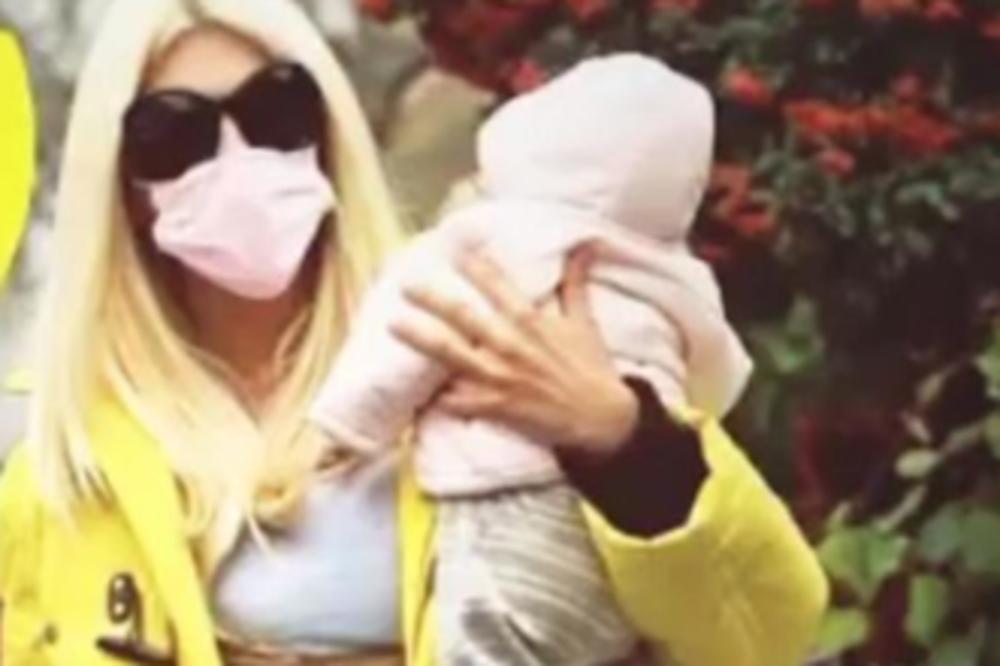 KARLEUŠA OBJAVILA SLIKU SA MASKAMA: Nosi bebe, svima stavila maske i ima VAŽNU PORUKU! (FOTO)