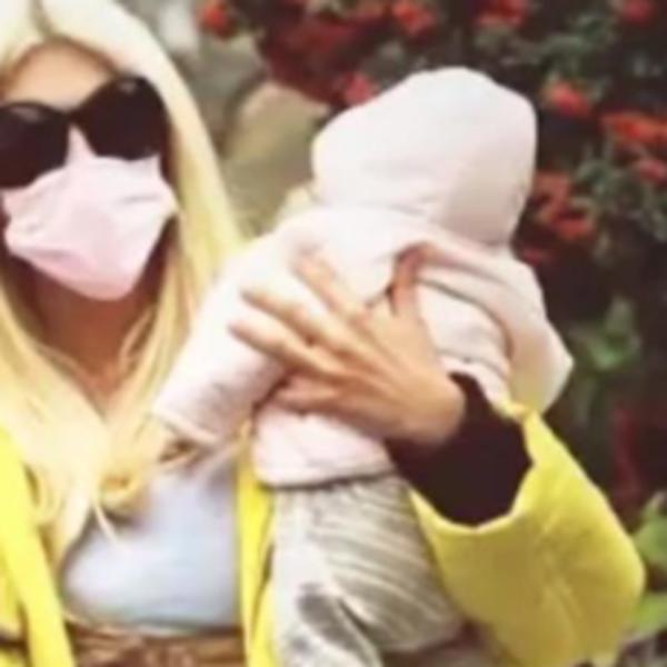KARLEUŠA OBJAVILA SLIKU SA MASKAMA: Nosi bebe, svima stavila maske i ima VAŽNU PORUKU! (FOTO)