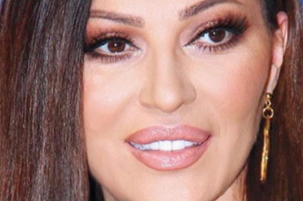 SVI GLEDAJU I TRLJAJU OČI ZBOG NJENIH BORA, POGLEDAJTE KAKO CECA IZGLEDA BEZ GRAMA ŠMINKE: Tek da joj vidite vrat!