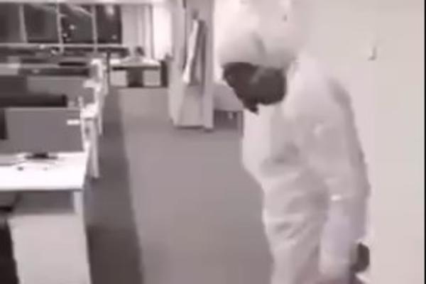 LJUDI U SKAFANDERIMA TEMELJNO ČISTE POSLOVNU ZGRADU NA NOVOM BEOGRADU GDE JE BIO KINEZ: Ovako se uklanja KORONA