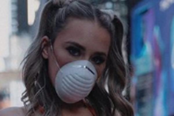 MANEKENKA U GOLIŠAVOM IZDANJU UPOZORAVA NA KORONAVIRUS: Izašla naga na ulicu, nosi samo masku i viče "PERITE RUKE"