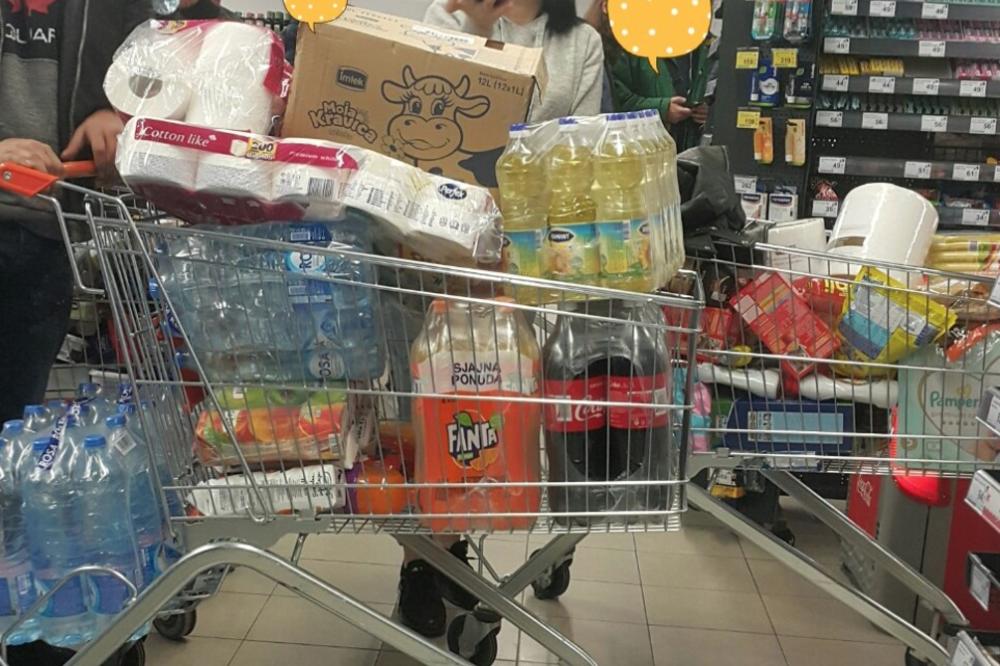 LJUDI, NEMOJTE OVO DA RADITE! Snimljeno kako ljudi haraju prodavnice, trpaju sve u kolica (FOTO)