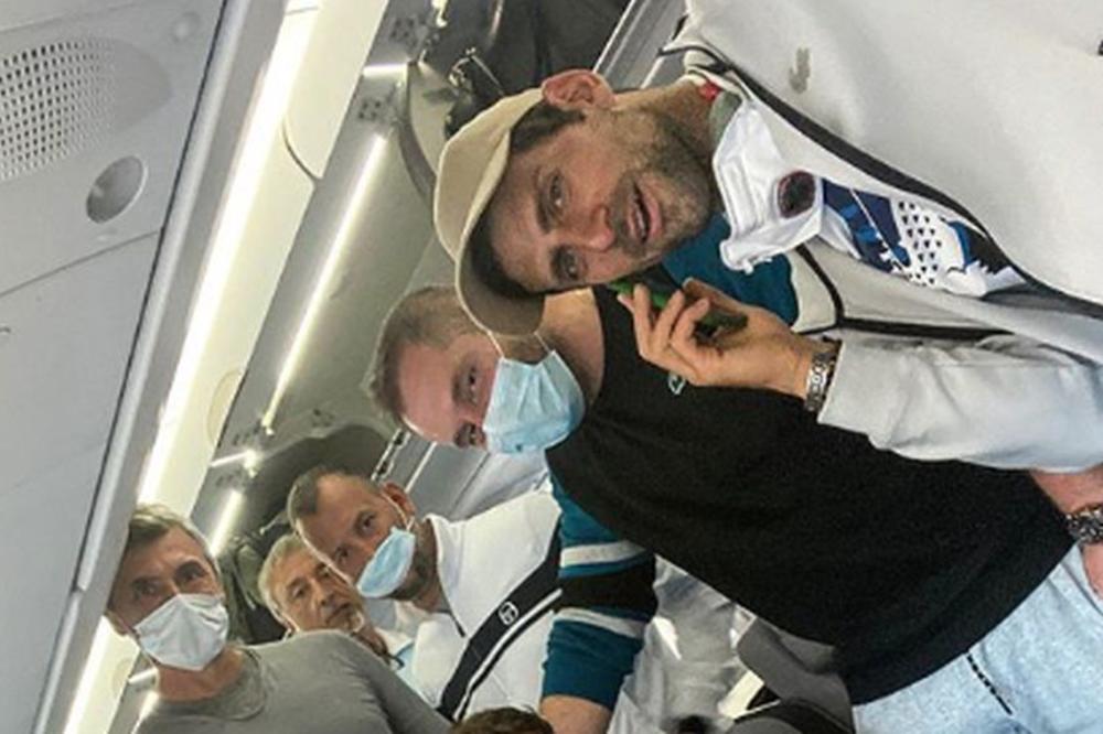 SRPSKI TENISERI UHVATILI POSLEDNJI LET ZA EVROPU: Đoković na telefonu bez maske, Janko uživa u vinu...