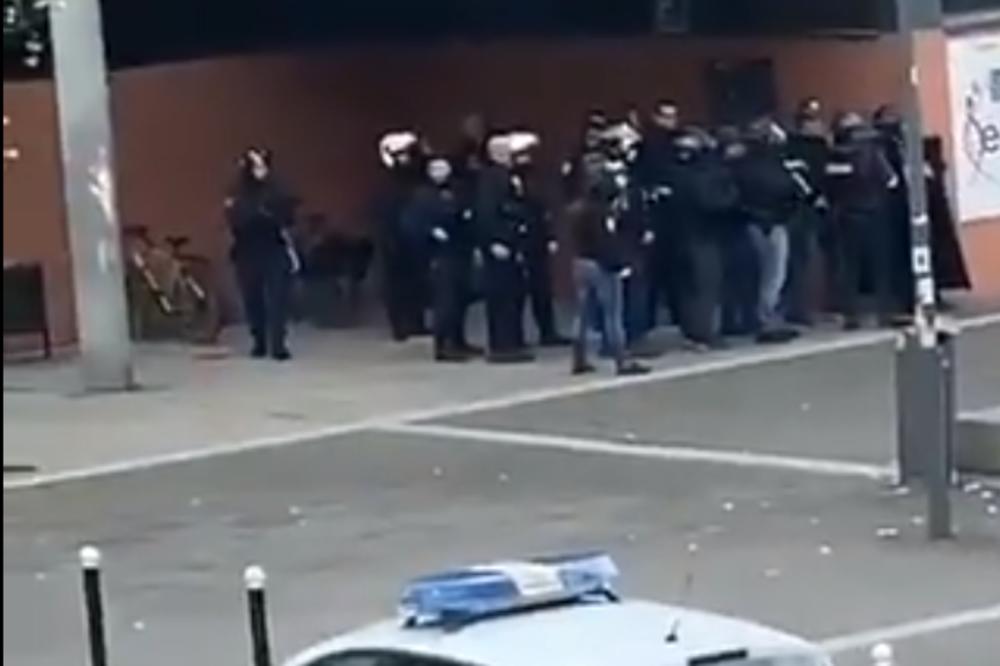 TALAČKA KRIZA U FRANCUSKOJ: Naoružan muškarac sa BOMBOM upao u biblioteku na univerzitetu u Evriju! VIDEO