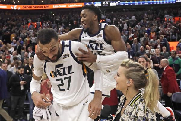 NBA SUPERSTAR U PANCIRU DOŠAO NA UTAKMICU: Od reči ispisanih na njemu jeza nam se slila niz kičmu!