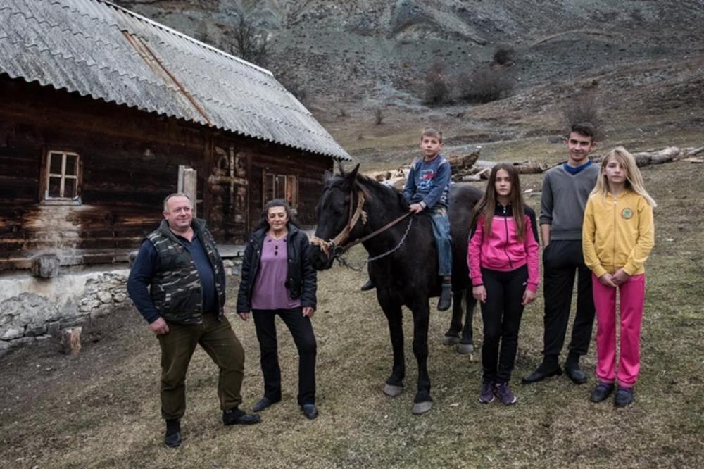 KAD KRENE KIŠA, BEŽIMO U ŠTALU: Cela Srbija i dalje priča o porodici sa Peštera koja sa četvoro dece ŽIVI U BRVNARI