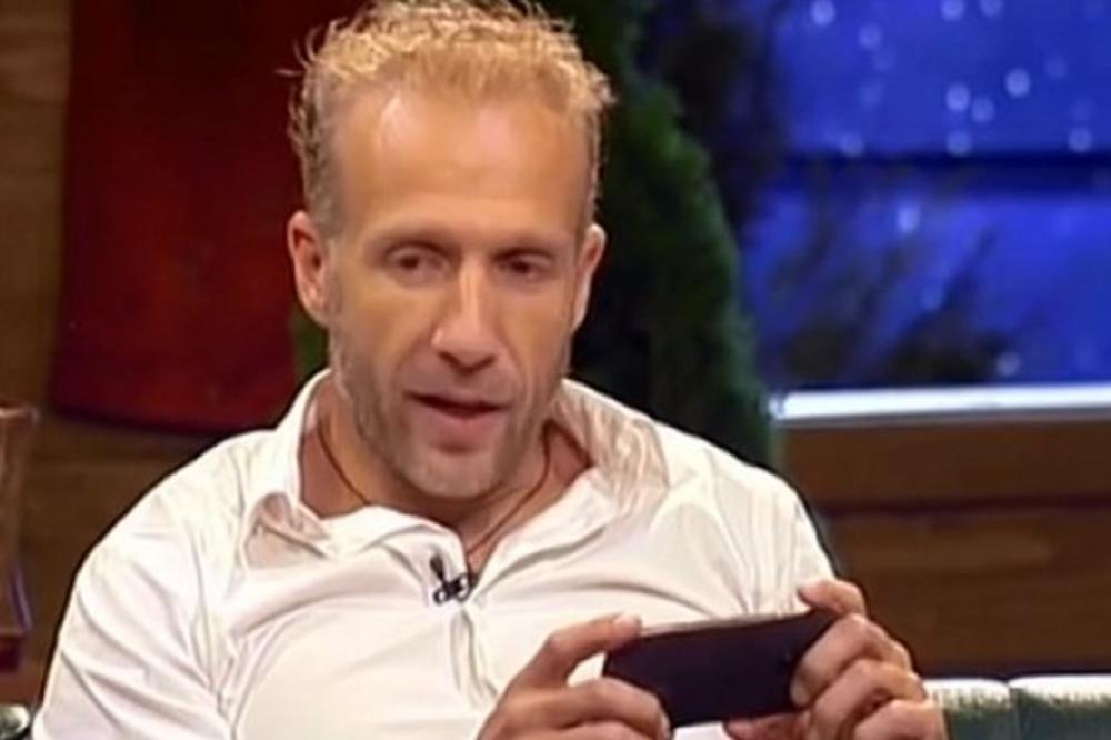 MILAN KALINIĆ NAVUKAO GNEV NARODA! ISPLIVAO SNIMAK KAKO VIČE U IZOLACIJI: Izgubio živce objašnjavajući sinu domaći!