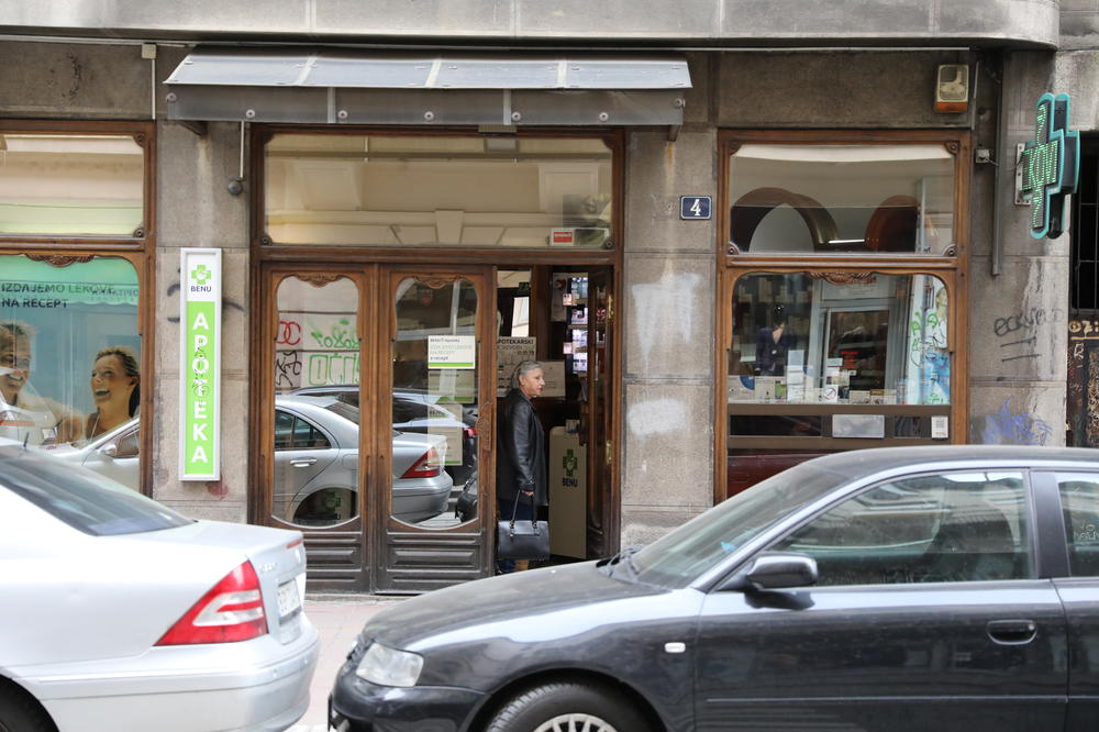 DEČAK I DEVOJČICA PRETILI ZAPOSLENOJ DA ĆE JE ISEĆI MAKAZAMA! Za 60 minuta opljačkane dve apoteke na Čukarici