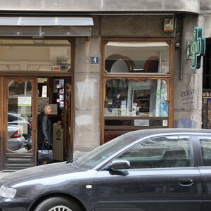 DEČAK I DEVOJČICA PRETILI ZAPOSLENOJ DA ĆE JE ISEĆI MAKAZAMA! Za 60 minuta opljačkane dve apoteke na Čukarici