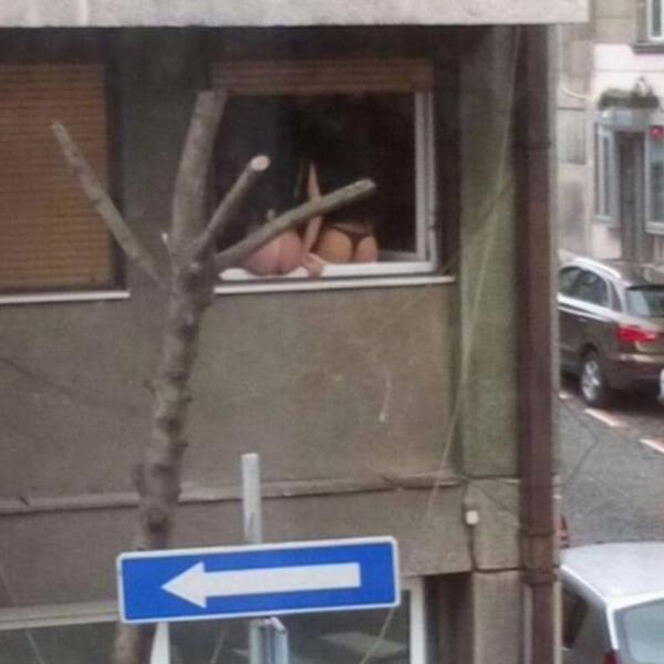 GOLOGUZE BEOGRAĐANKE SE BORE PROTIV KORONA VIRUSA: Poslušale savete i PROVETRAVAJU STAN (FOTO)