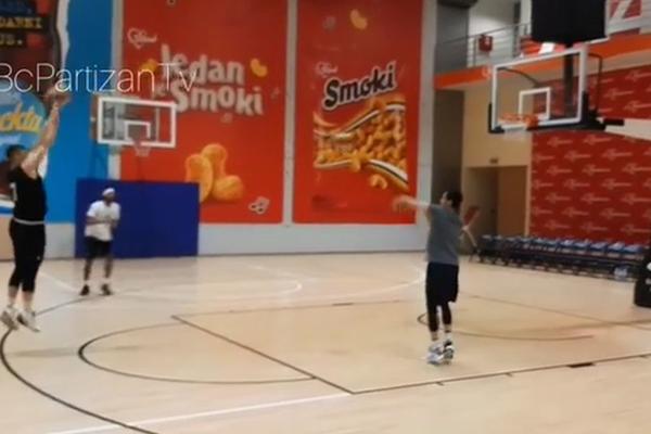 IGRAČI PARTIZANA SMISLILI NOVU IGRICU NA TRENINGU: Ima veze i sa preduzimanjem mera protiv širenja koronavirusa!