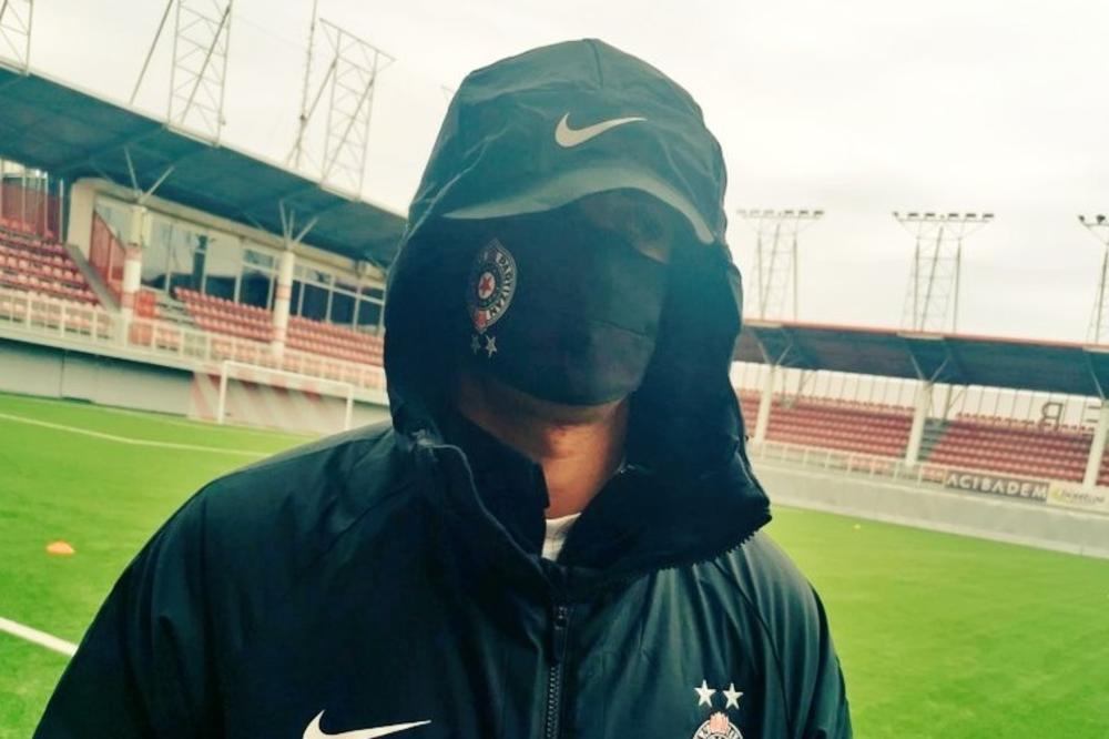 Voždovac i Partizan igraju pred praznim tribinama, ali pažnju su nam privukle četiri bitne parole!