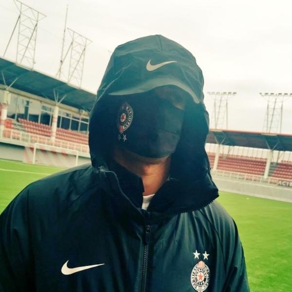 Voždovac i Partizan igraju pred praznim tribinama, ali pažnju su nam privukle četiri bitne parole!
